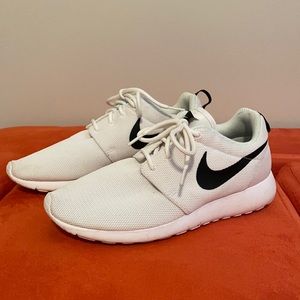 Women’s White Nike Sneakers Shoes Sz 8